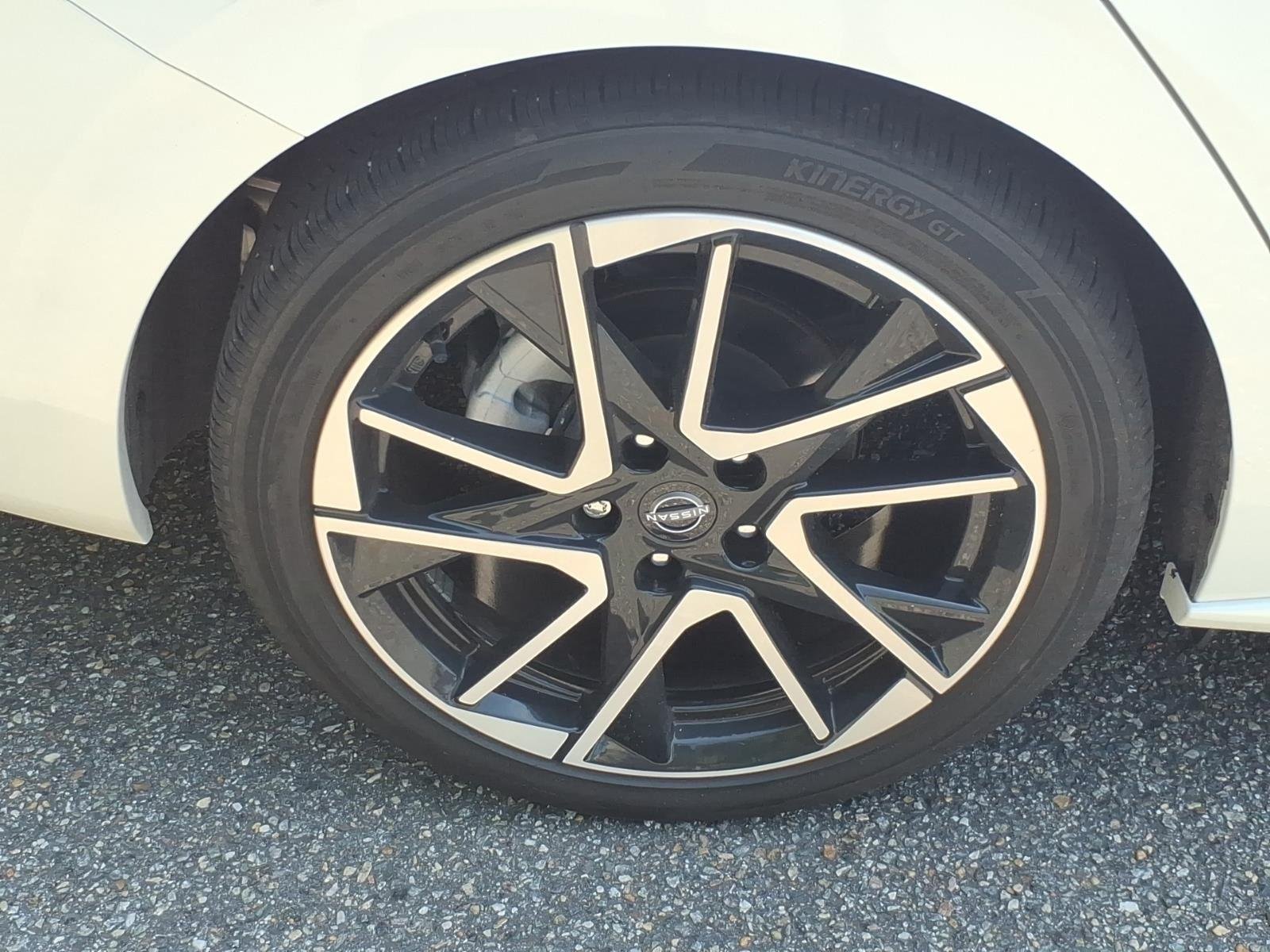 Used 2025 Aspen White Tricoat/Super Black Nissan SR image 10