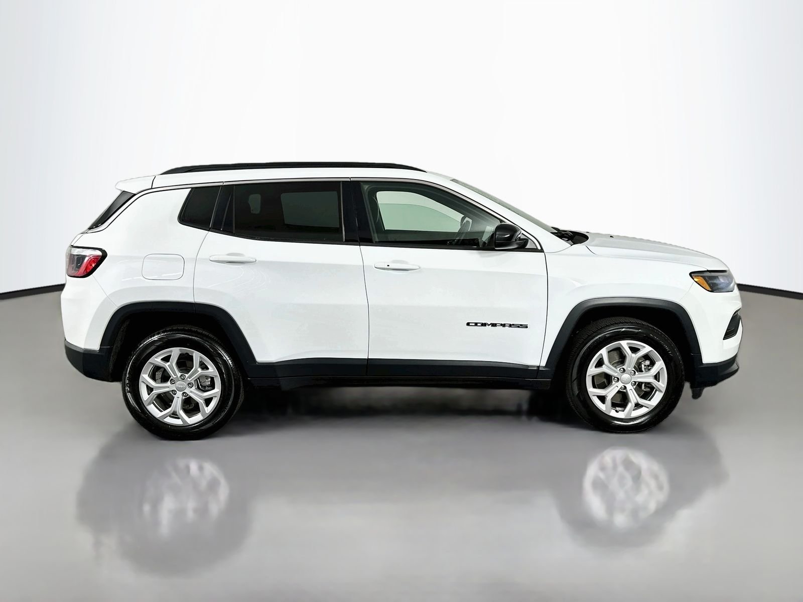 Used 2024 Bright White Clearcoat Jeep Latitude image 9