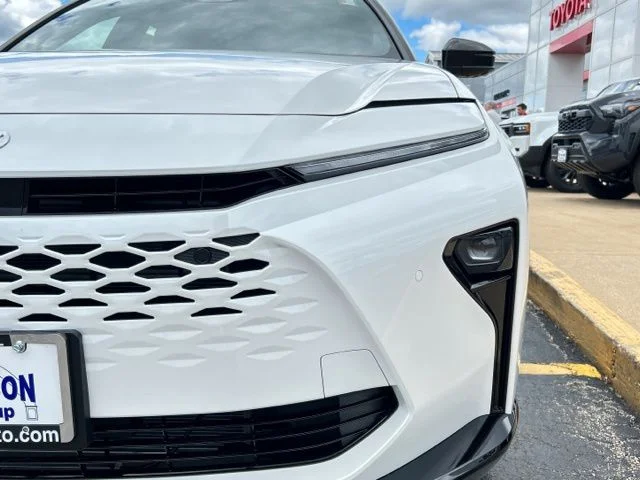 New 2026 Oxygen White with Black roof <sup>1</sup> Toyota  Limited image 3