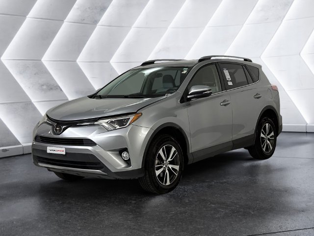Used 2018 Silver Toyota XLE image 3