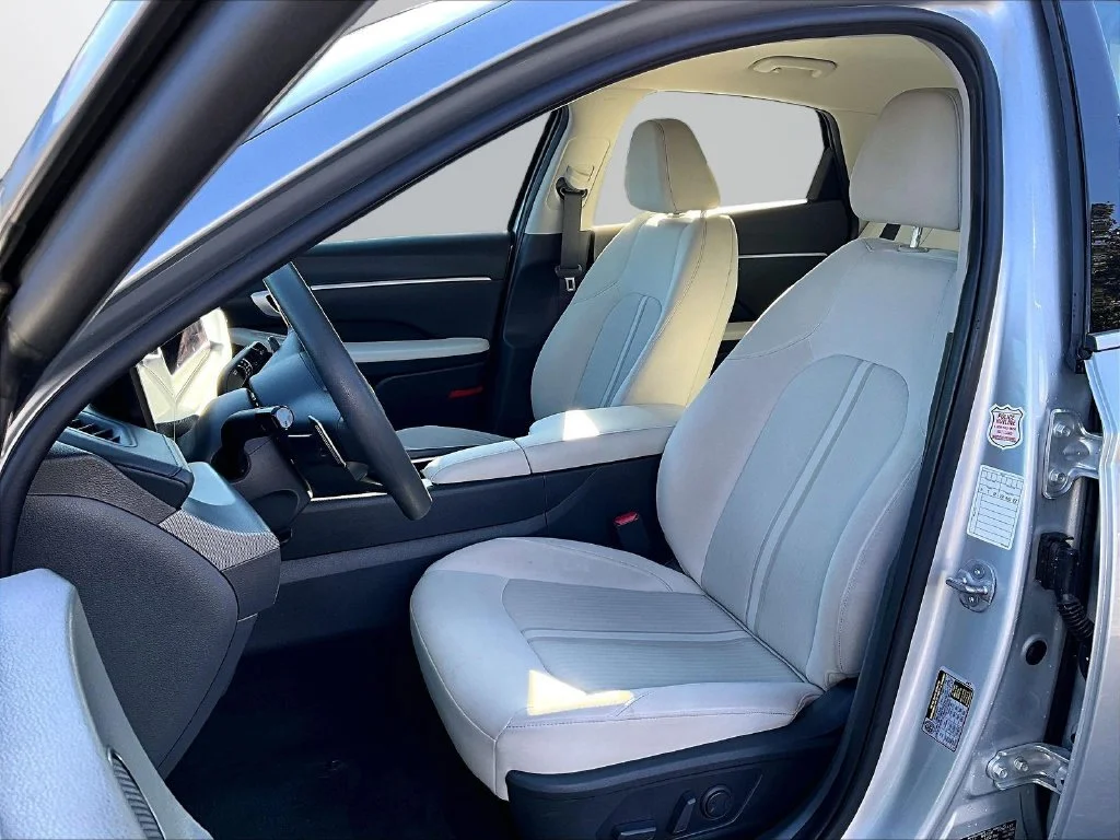 Used 2025 Silver Hyundai SEL image 26