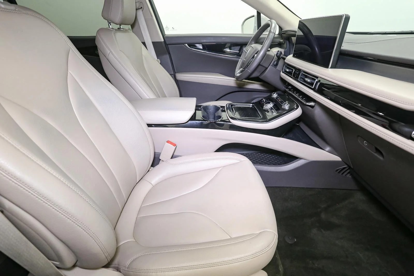 Used 2023 Ceramic Pearl Metallic Tinted Clearcoat Lincoln Standard image 18