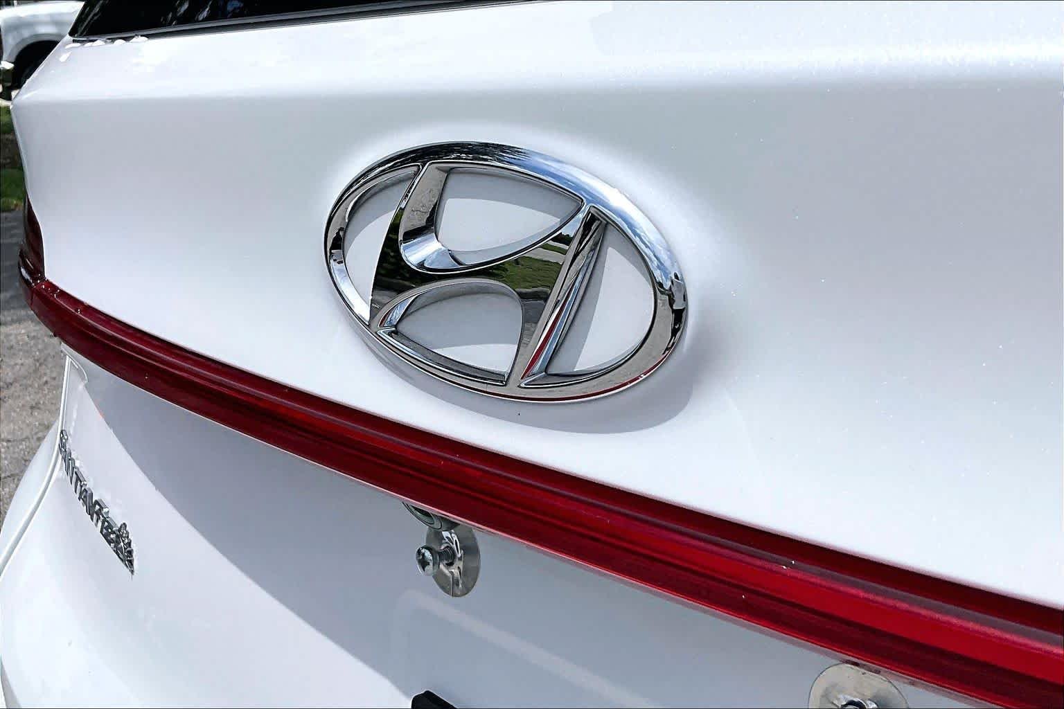 Used 2022 Quartz White Hyundai Calligraphy image 31