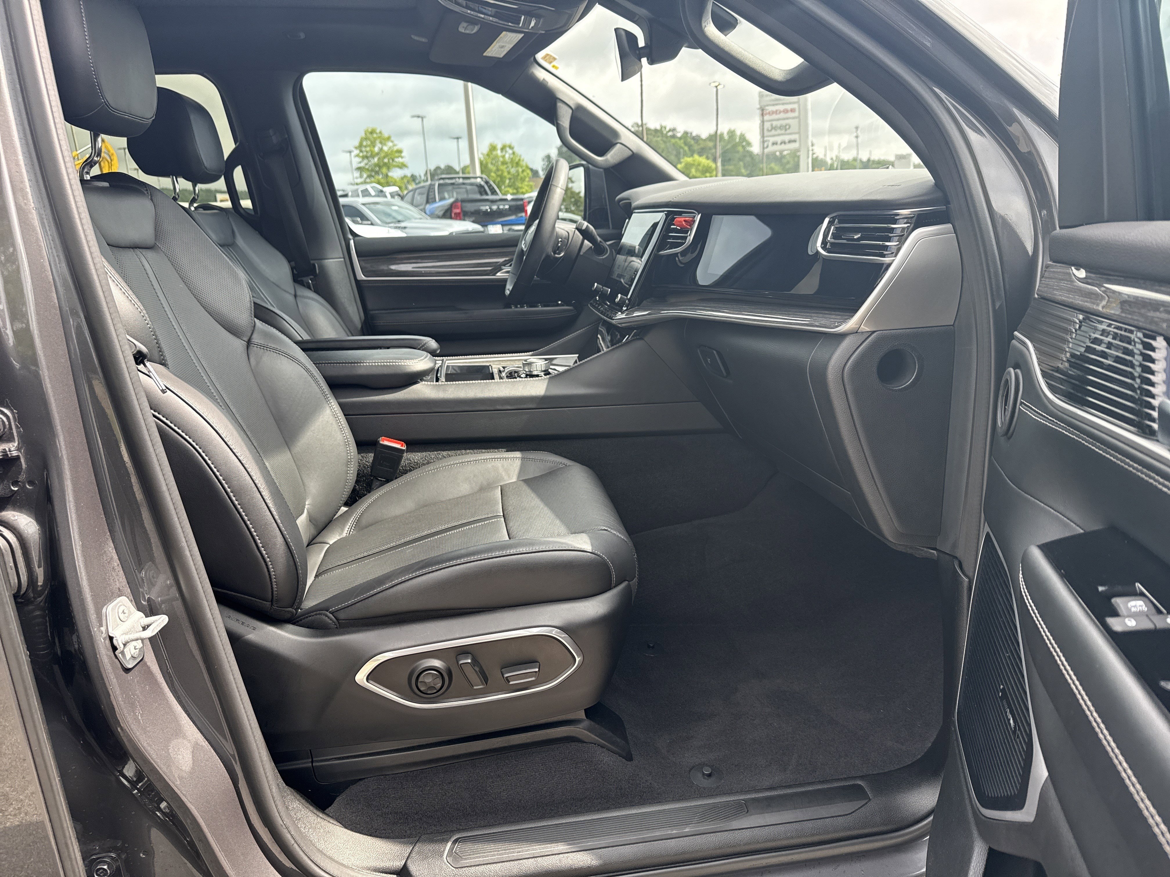 Used 2022 Baltic Gray Metallic Clearcoat Jeep Series II image 15