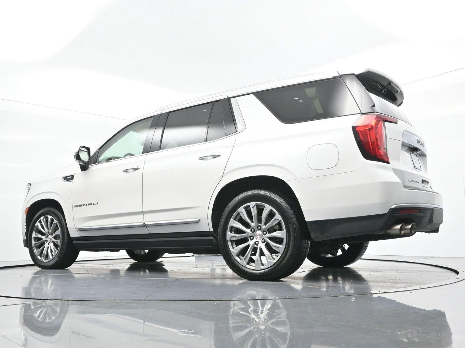 Used 2021 WHITE FROST TRICOAT GMC Denali image 52