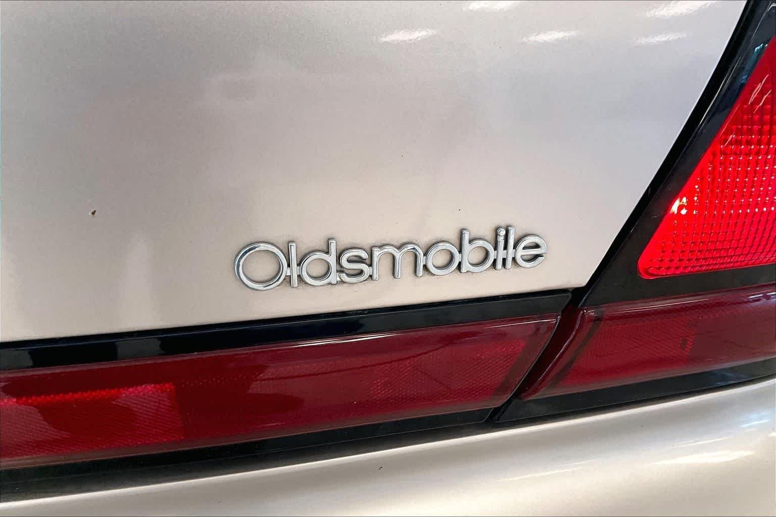 Used 1999 Champagne Oldsmobile  image 9