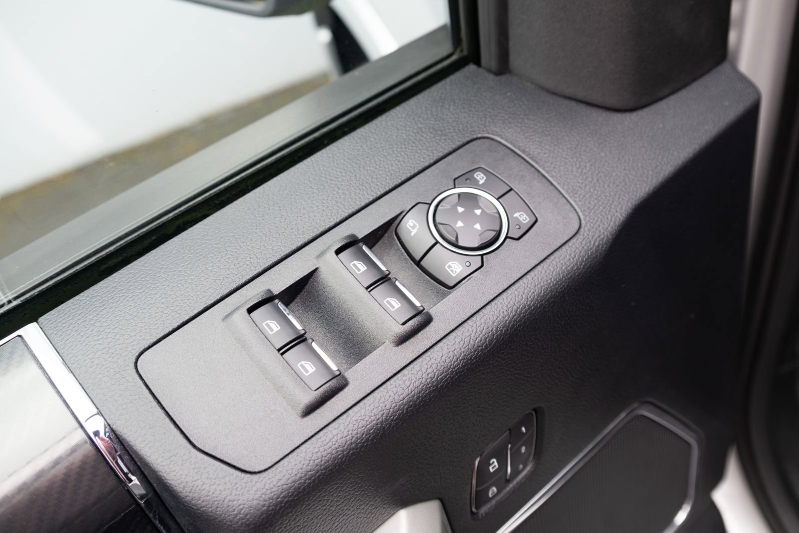 Used 2018  Ford Lariat image 11
