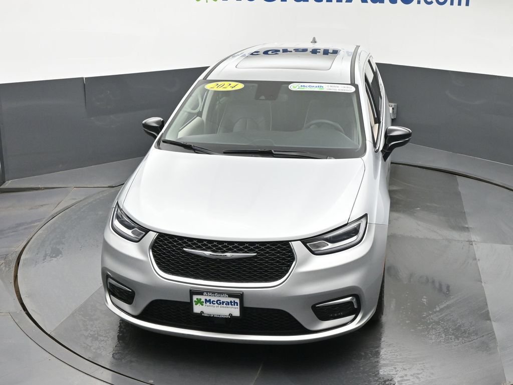 Used 2024 Silver Chrysler Limited image 31