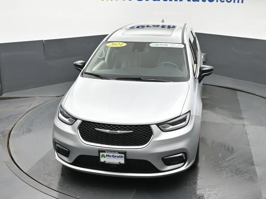 Used 2024 Silver Chrysler Limited image 31
