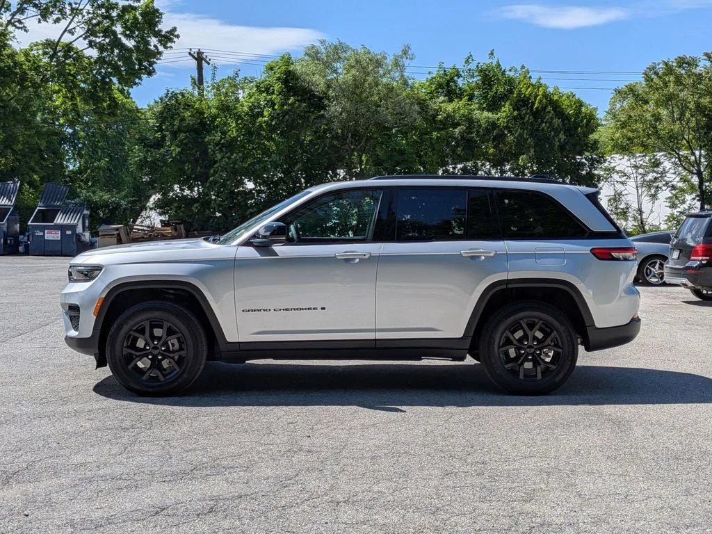Used 2025 Silver Jeep Altitude X image 9