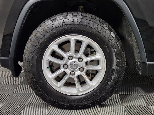 Used 2020 Black Jeep Laredo E image 21