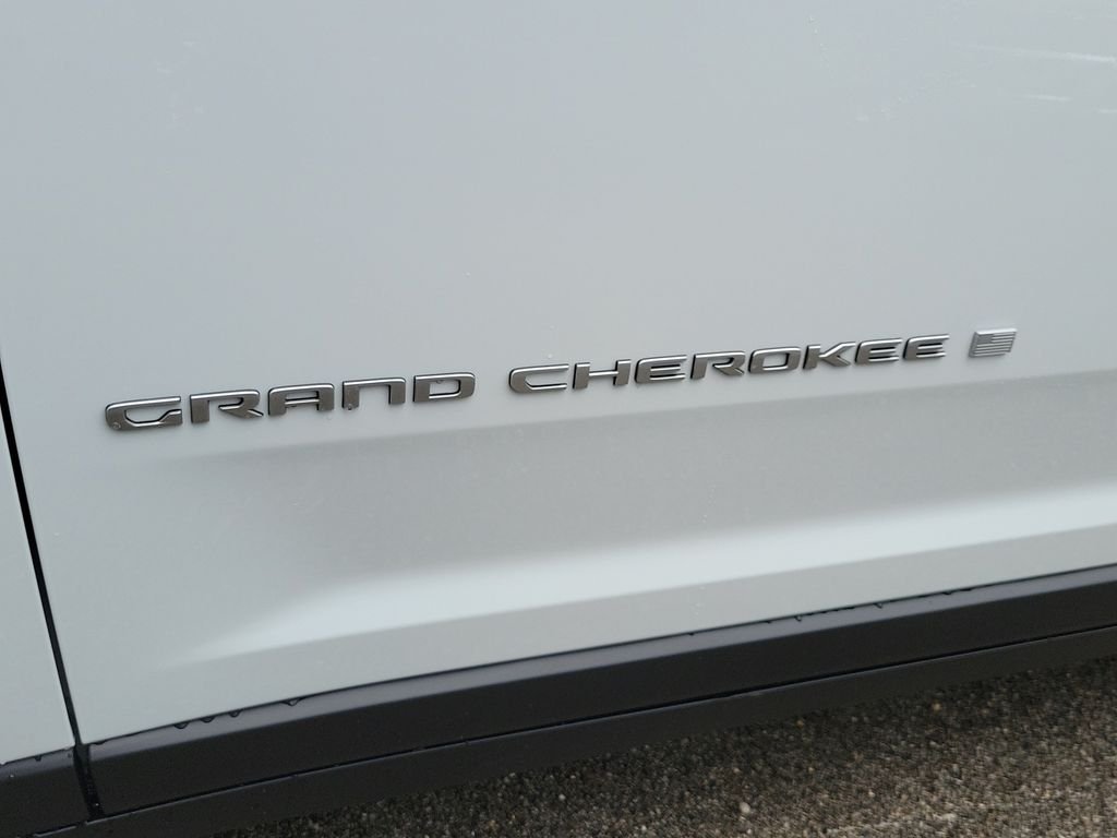 New 2026 Bright White Clear-Coat Exterior Paint Jeep Limited image 5