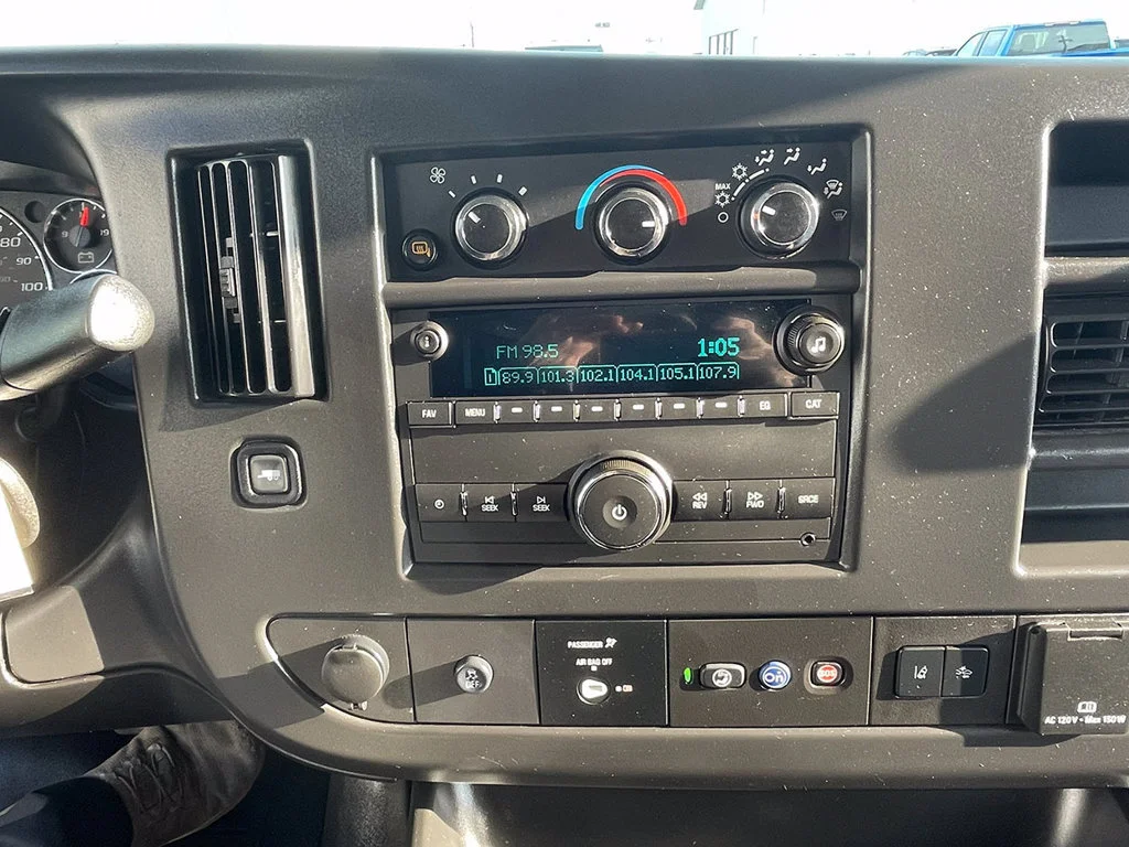 Used 2025 Summit White Chevrolet 1LT image 29