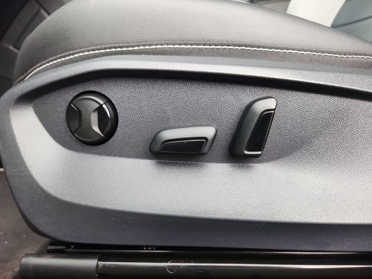 Used 2023 Deep Black Pearl Volkswagen SEL image 15