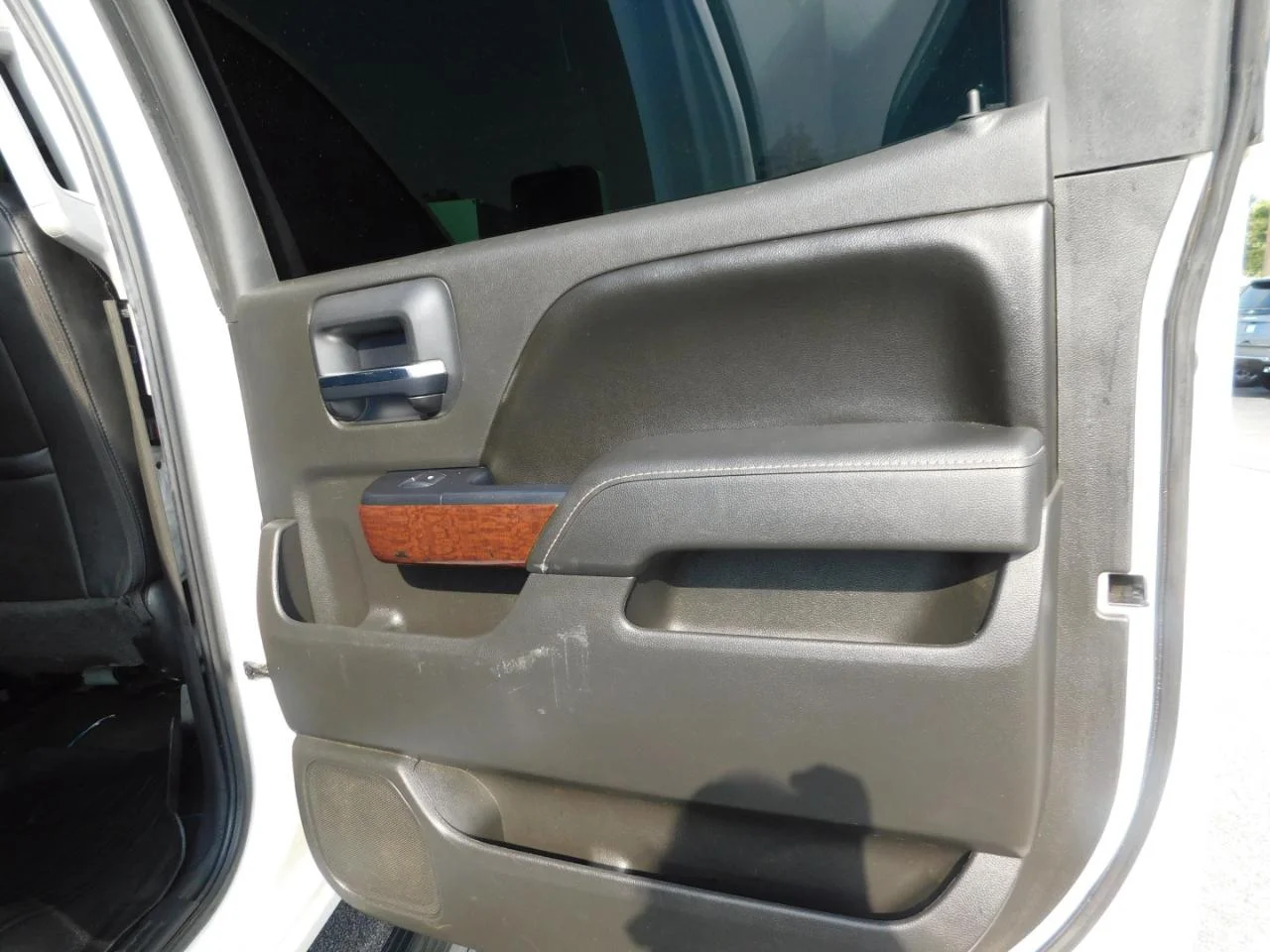 Used 2016 White GMC 4WD Crew Cab 143.5 in SLT image 12