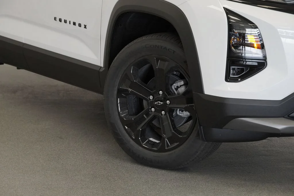 New 2027 Summit White Chevrolet LT image 9