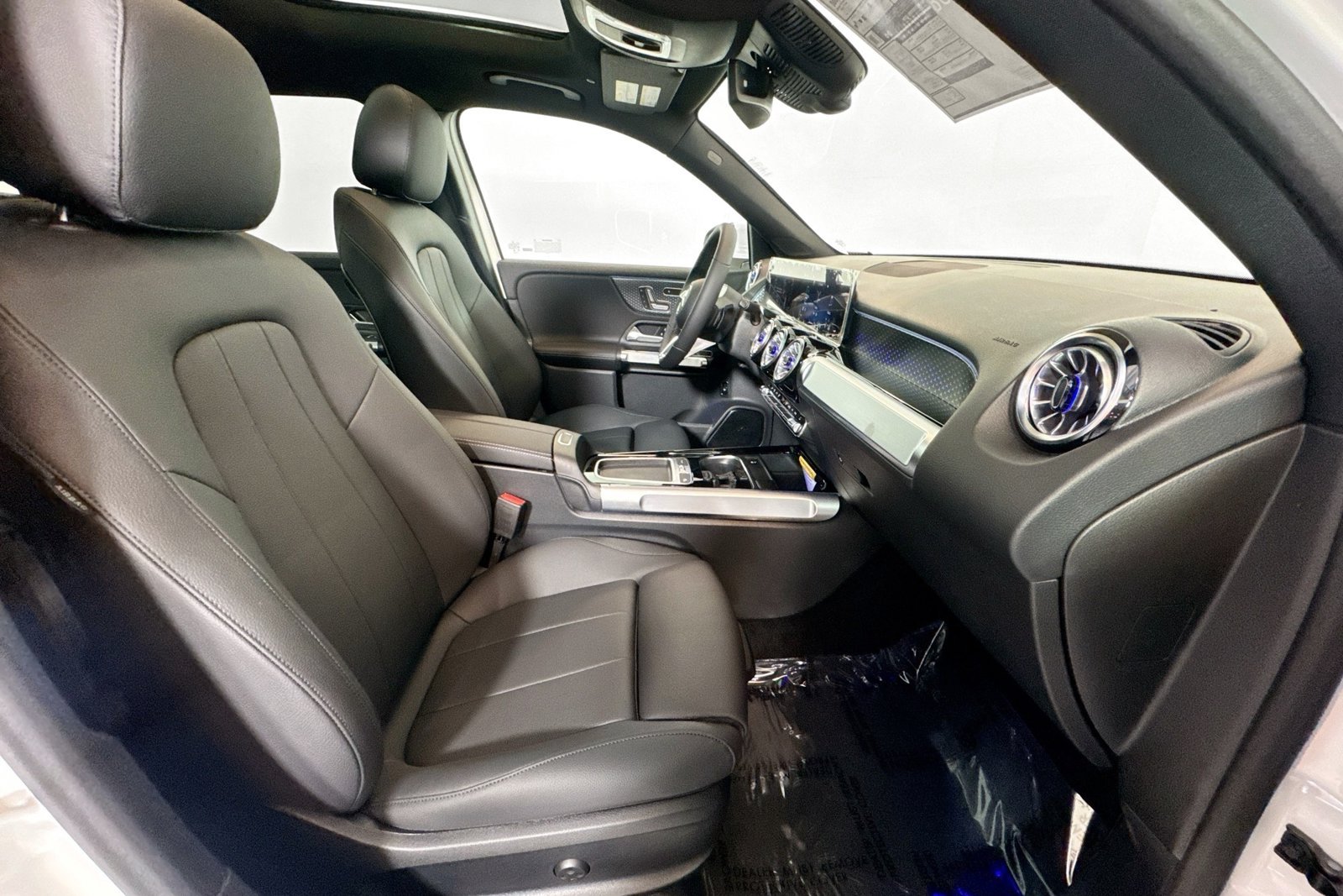 New 2026 Polar White Mercedes-Benz GLB 250 image 26
