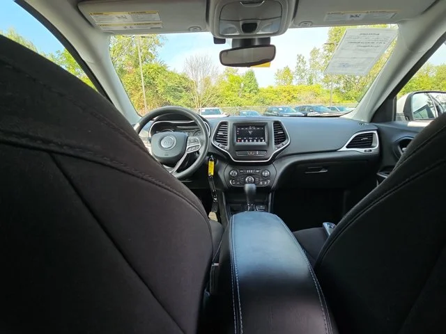 Used 2021 White Jeep Latitude image 22