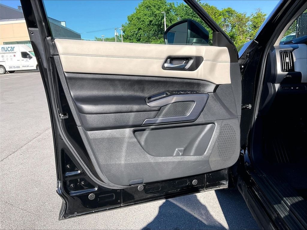 Used 2023 Super Black Nissan SL image 9