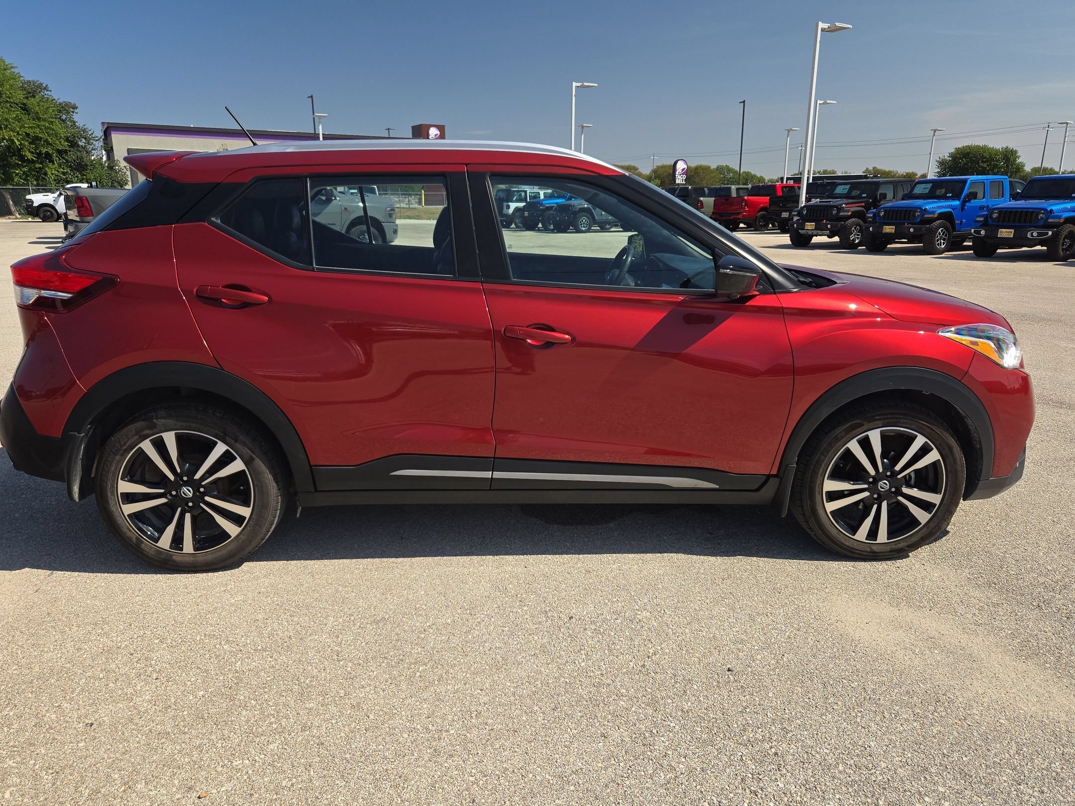 Used 2019 Nissan Kicks SR with VIN 3N1CP5CUXKL547600 for sale in Selma, TX