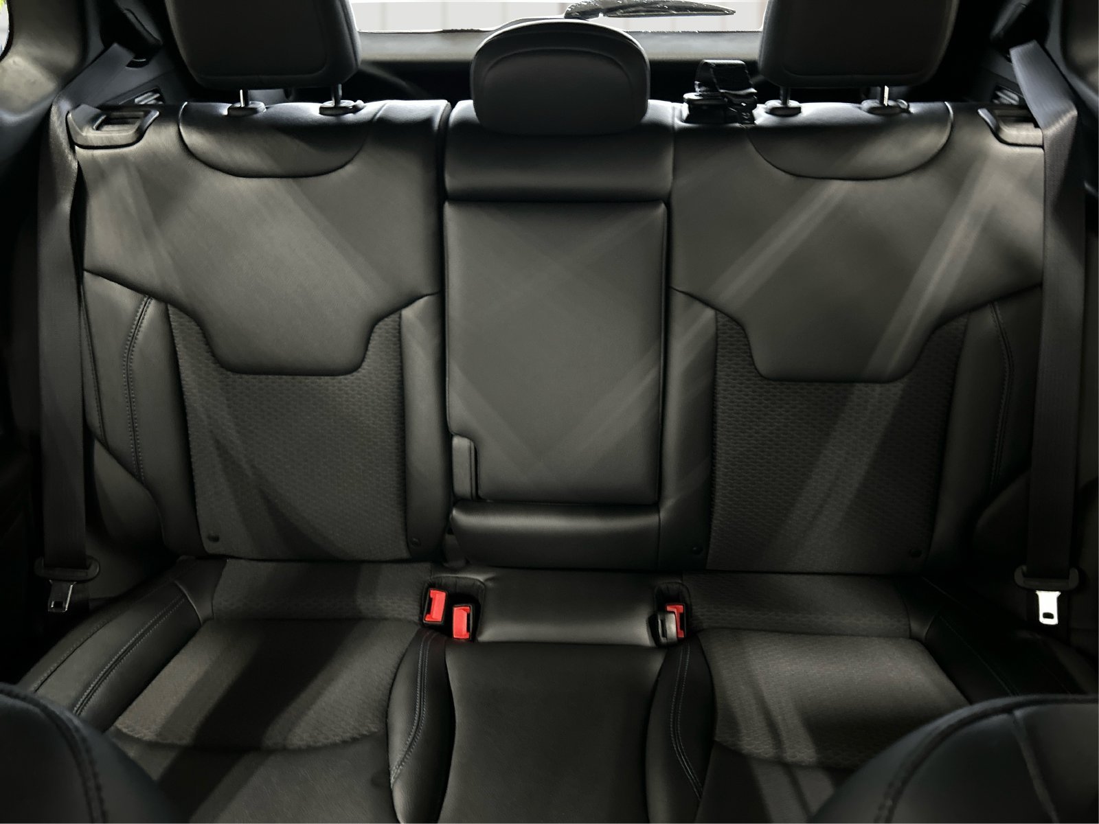 New 2026 Diamond Black Crystal Pearl-Coat Exterior Paint Jeep Latitude Altitude image 13