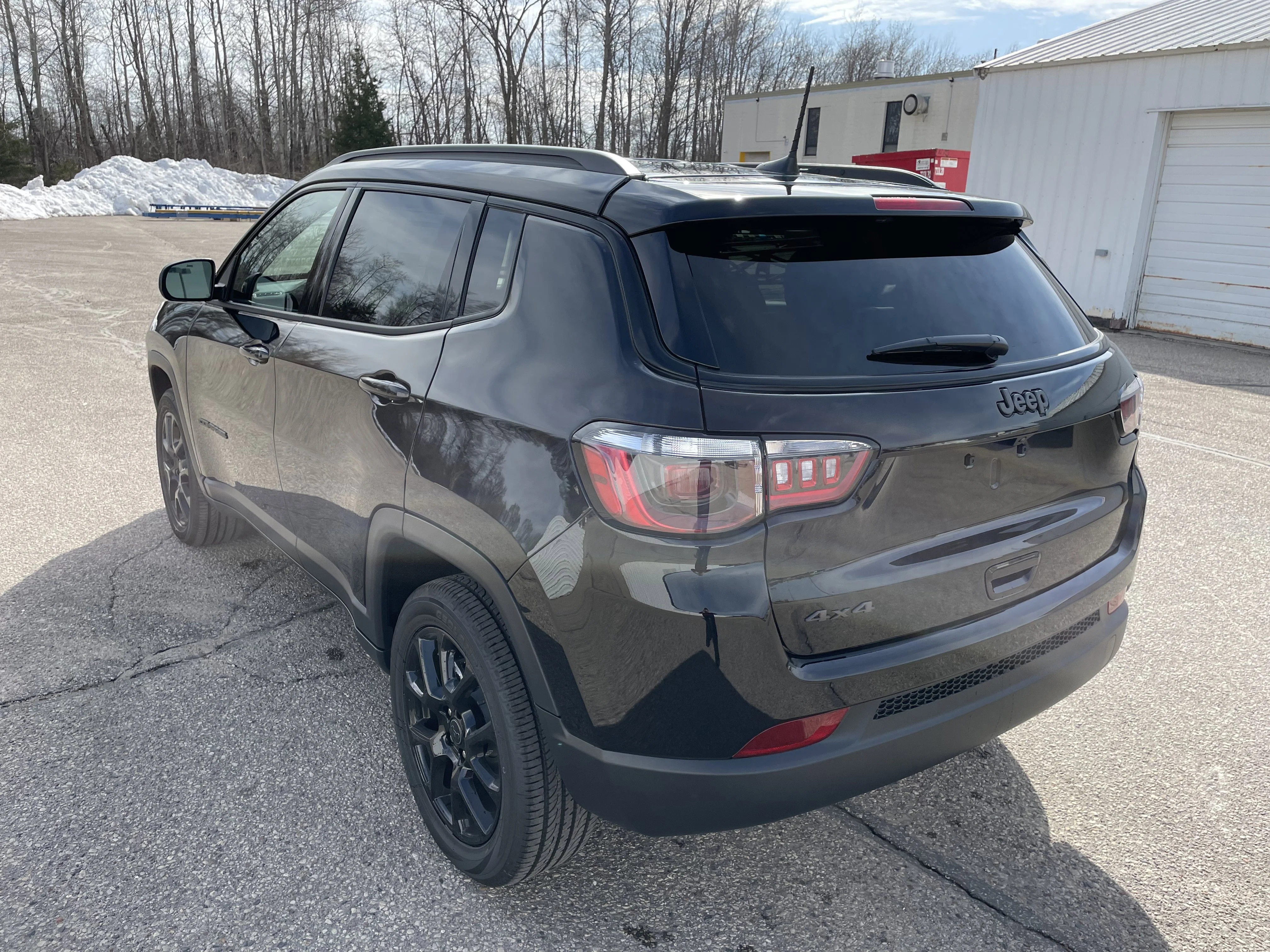 New 2026 Diamond Black Crystal Pearl-Coat Exterior Paint Jeep Latitude Altitude image 6