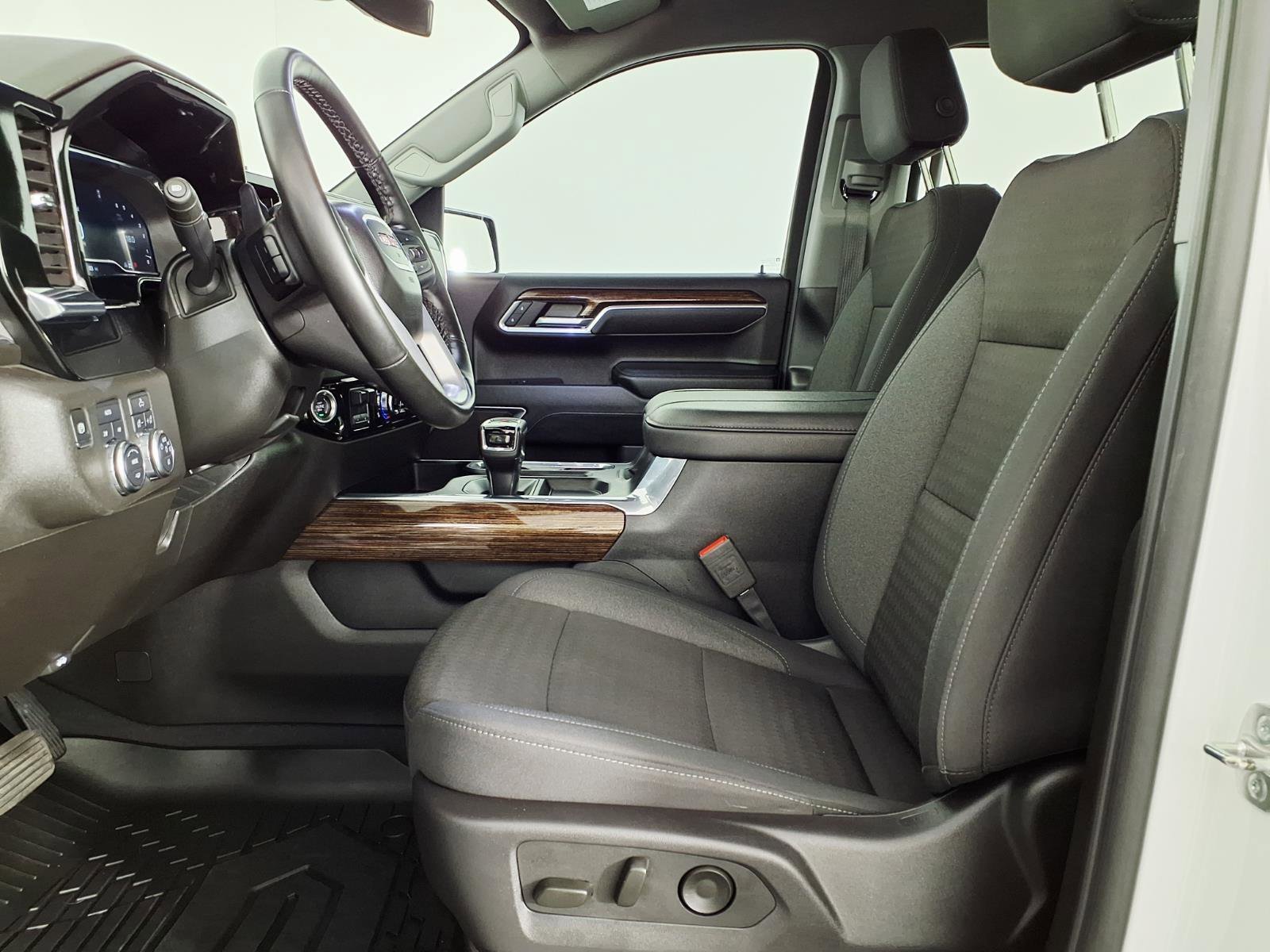 Used 2025 Summit White GMC Elevation image 17