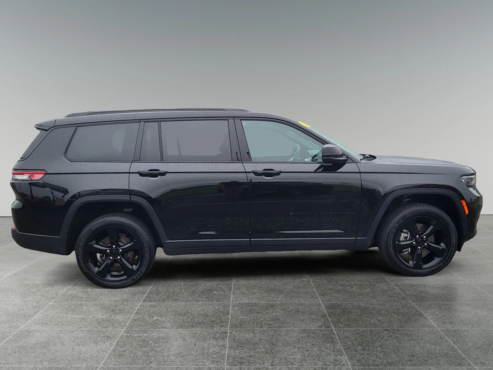 Used 2025 Diamond Black Crystal Pearlcoat Jeep Altitude X image 5