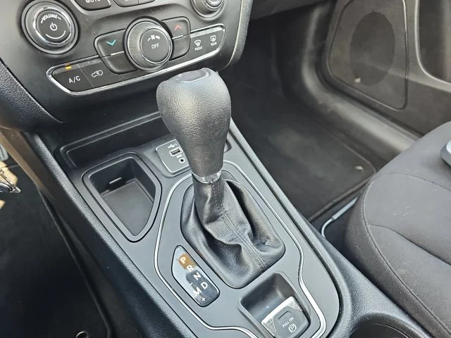 Used 2021 White Jeep Latitude image 17