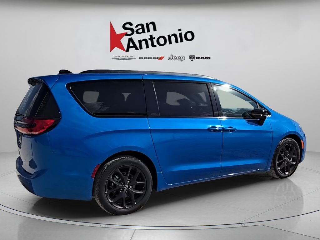 New 2026 Hydro Blue Pearl-Coat Exterior Paint Chrysler Select image 15