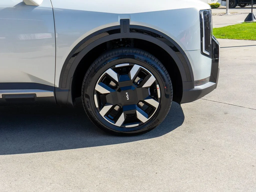 New 2027 Ivory Silver Kia S image 37