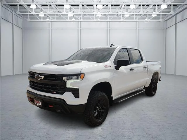 Used 2025 Summit White Chevrolet LT Trail Boss 4x4 Crew Cab 5.75 ft. box 147.4 in. image 1
