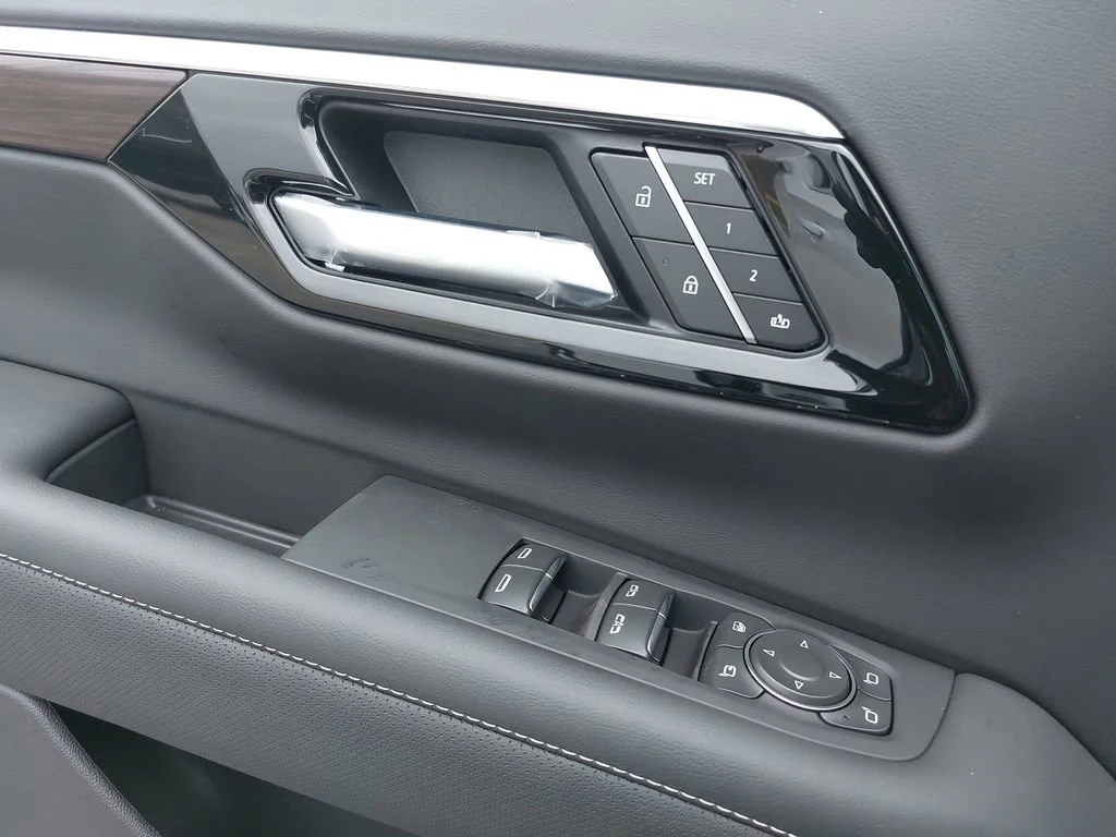 2025 Chevrolet Suburban Premier - Photo 25