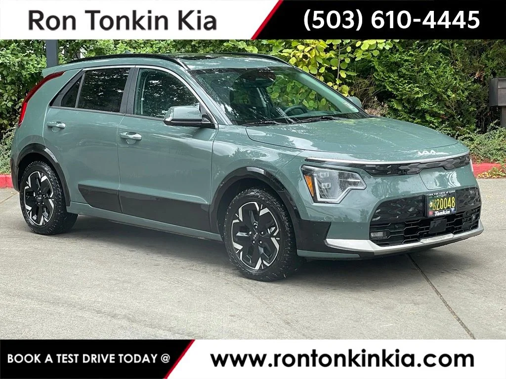 Used 2023 Cityscape Green Kia Wave image 1
