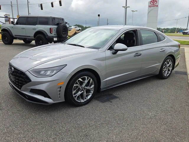 Used 2023 Silver Hyundai SEL image 3