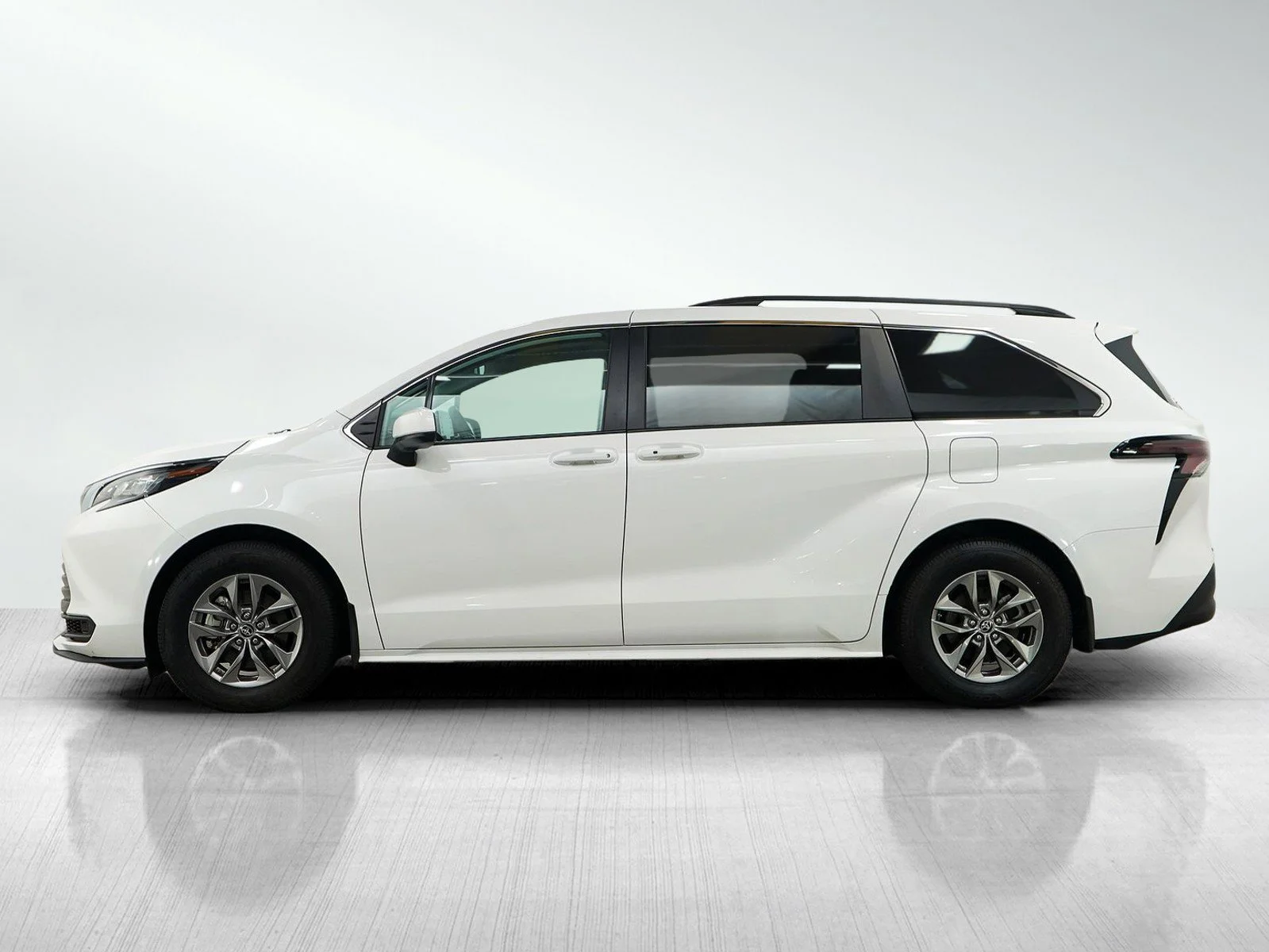 Used 2023 Toyota Sienna LE with VIN 5TDKSKFC2PS089447 for sale in Burnsville, Minnesota