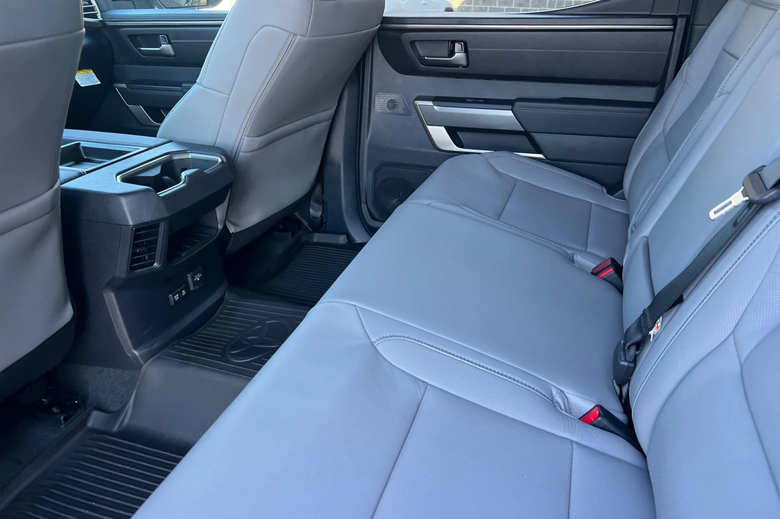 2026 Toyota Tundra SR5 - Photo 8