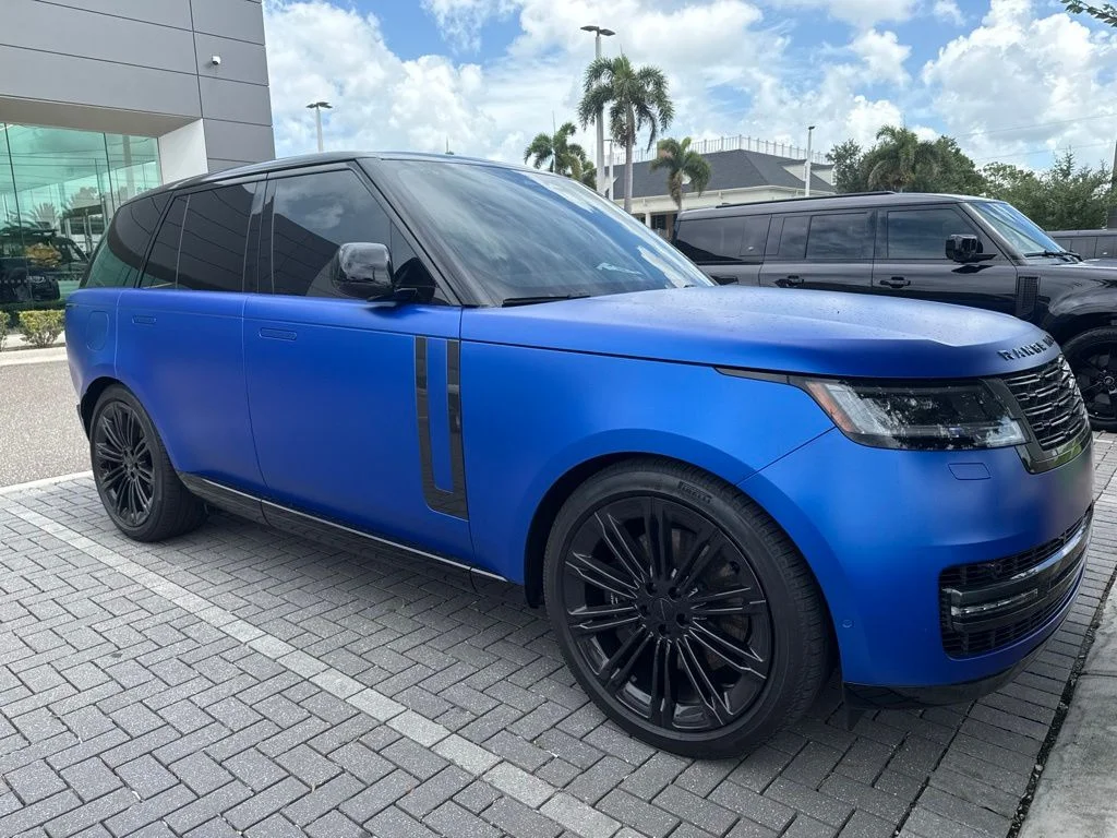 Used 2026 Velocity Blue SV Bespoke Ultra Metallic Satin Land Rover SE image 6