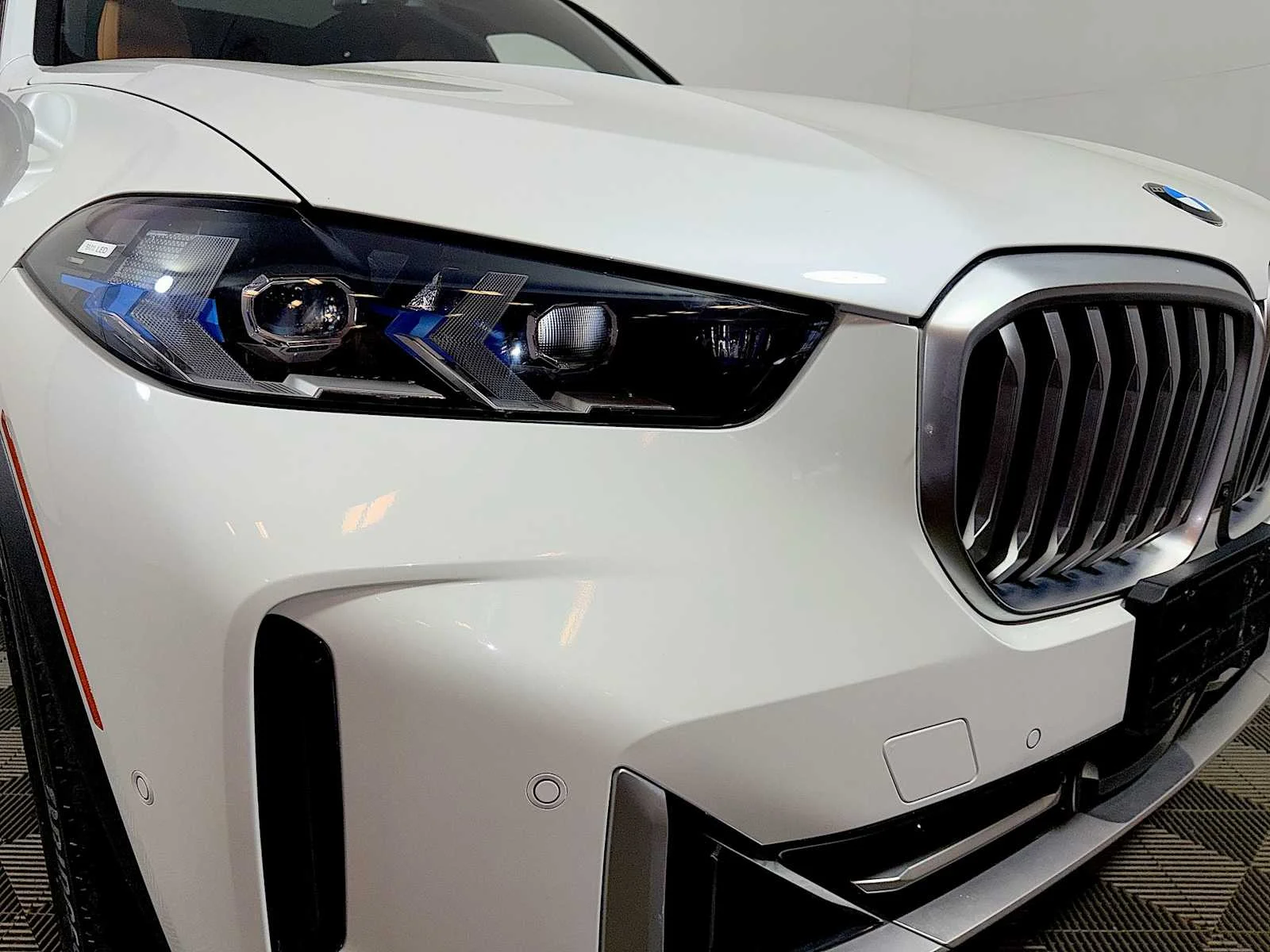 Certified Used 2024 Mineral White Metallic BMW xDrive40i image 25