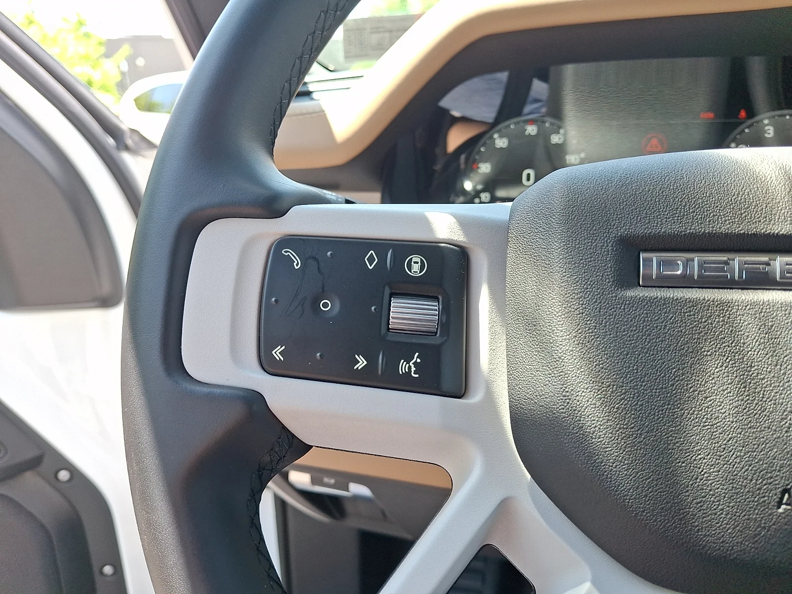 Certified Used 2025 Fuji White - 1AA Land Rover 110 P500 X-Dynamic SE image 21