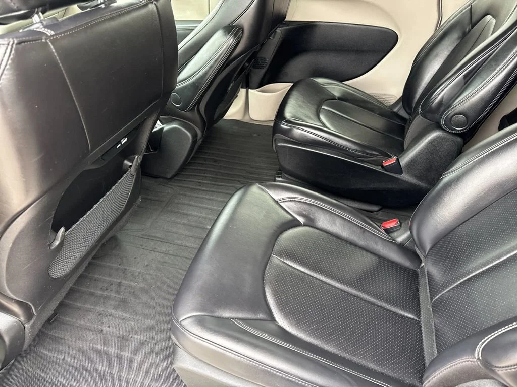 Used 2023  Chrysler Hybrid Touring L image 12