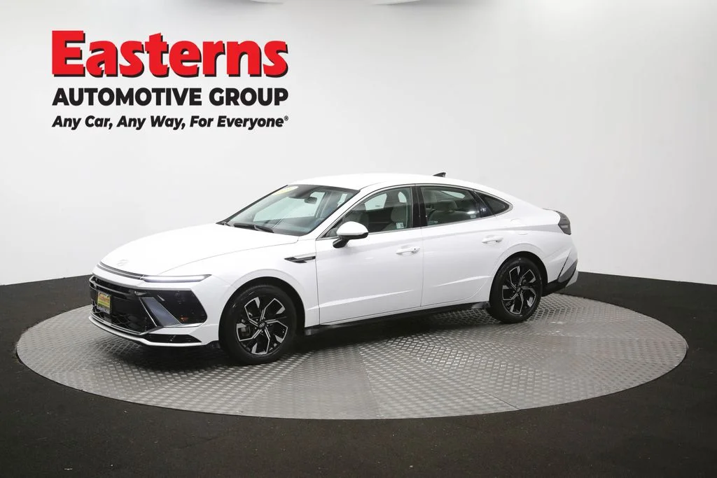 Used 2025 White Hyundai SEL image 57