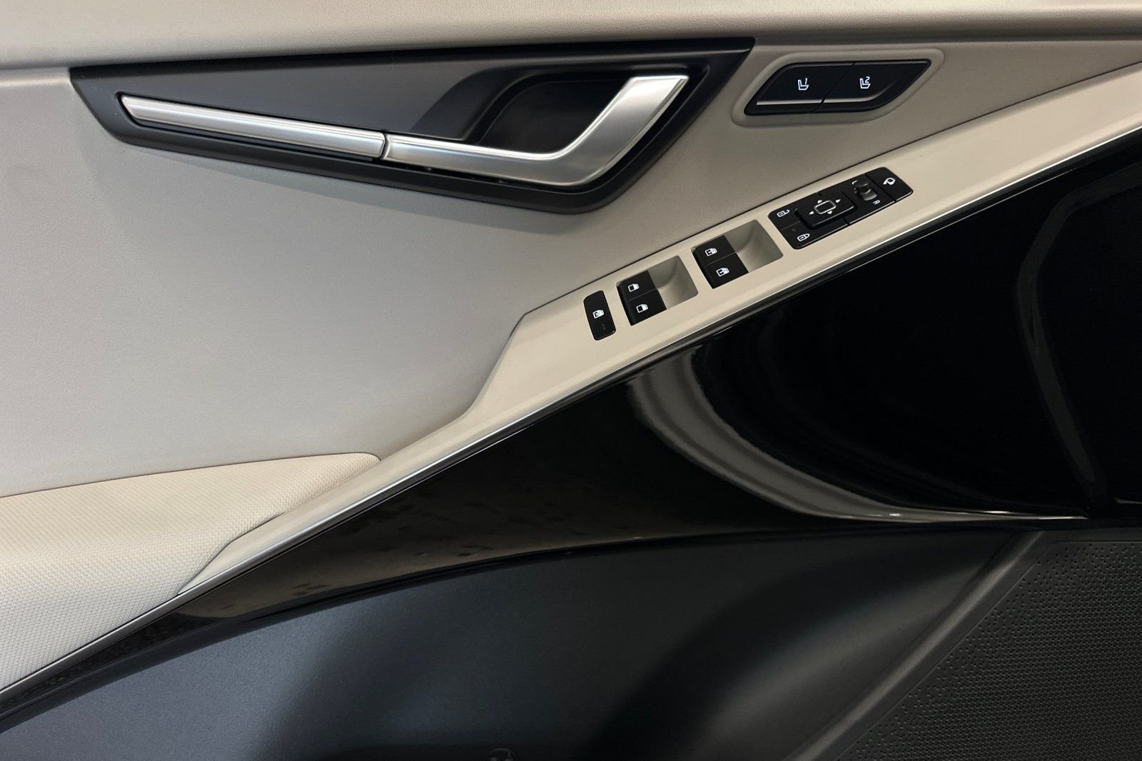 New 2026 Snow White Pearl Kia WAVE image 7