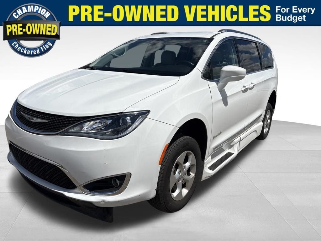 2017 Chrysler Pacifica Touring-L Plus's photo