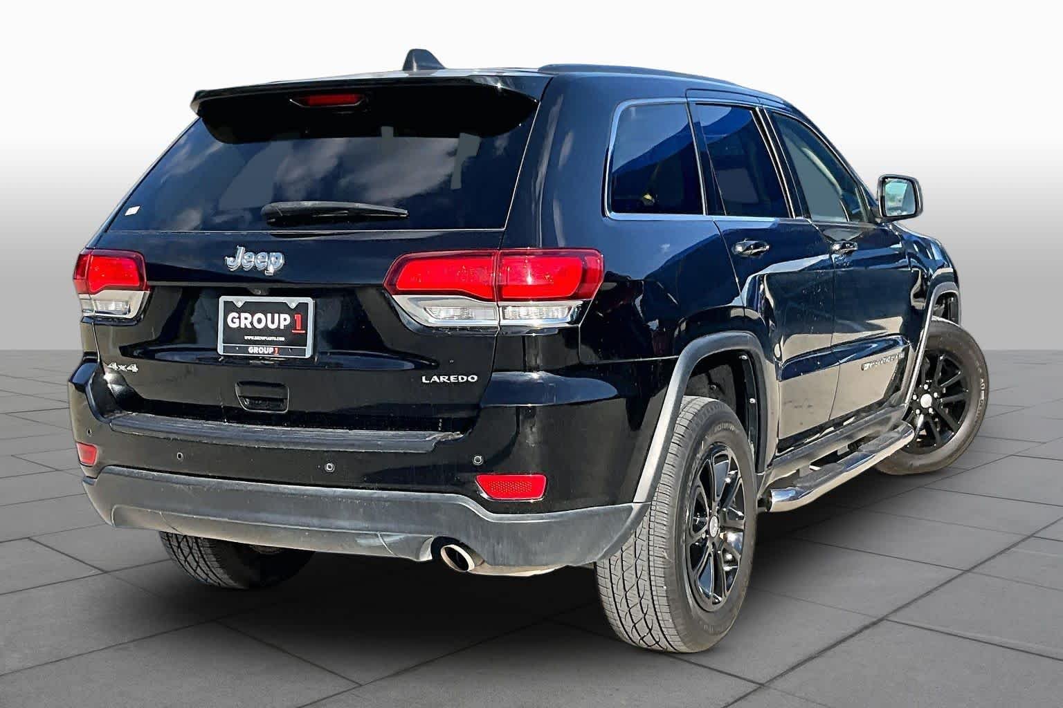 Used 2022 Diamond Black Crystal Pearlcoat Jeep Laredo E image 12