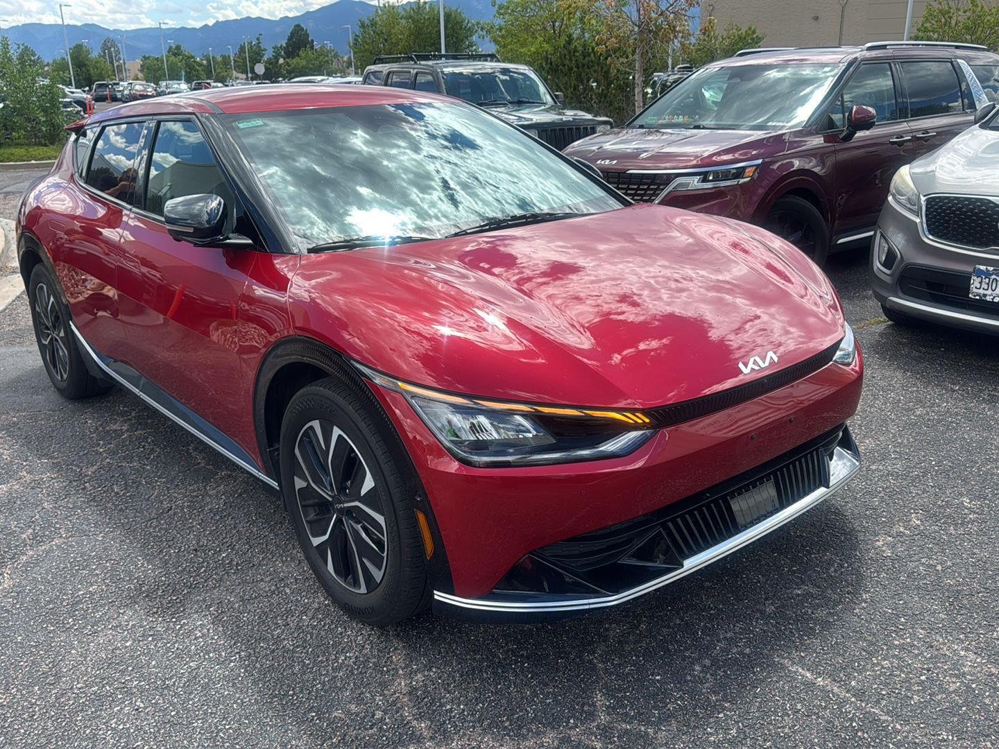 Used 2022 Runway Red Kia Wind image 2