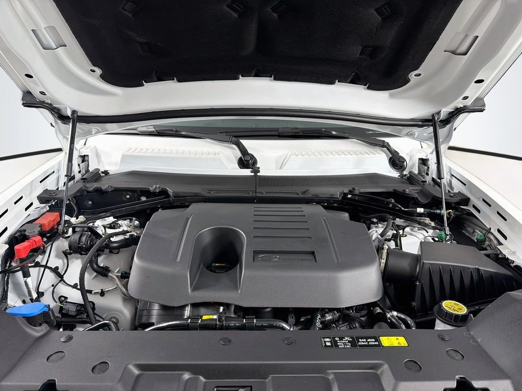 New 2026 Fuji White Land Rover X-Dynamic SE image 32