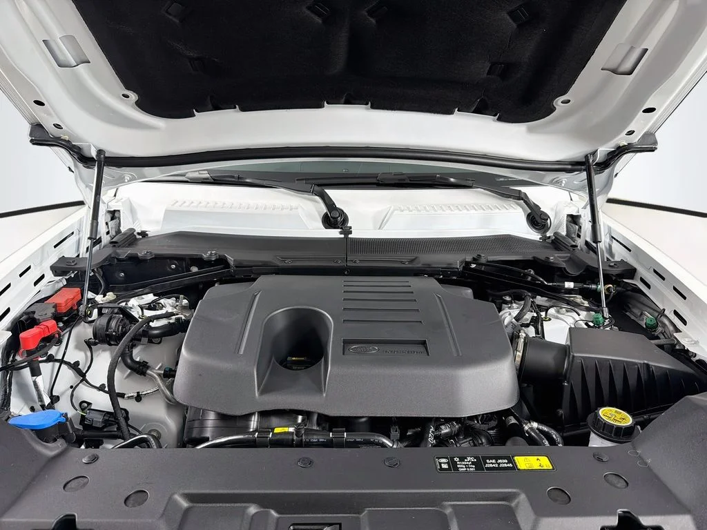 New 2026 Fuji White Land Rover X-Dynamic SE image 32