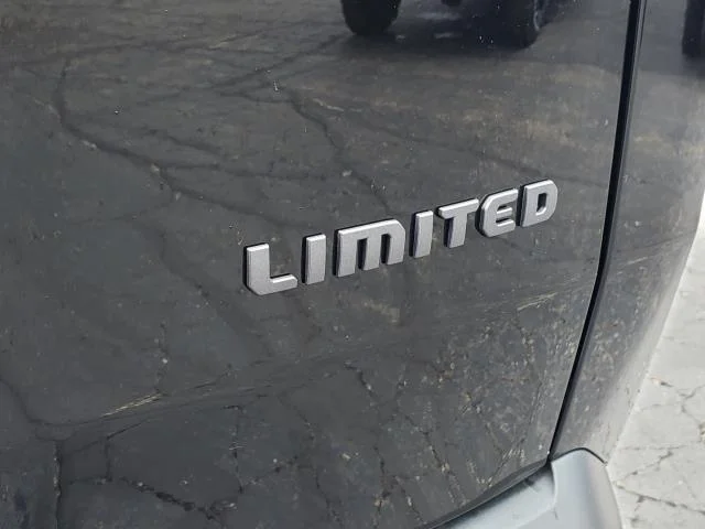 New 2026 Diamond Black Crystal Pearl-Coat Exterior Paint Jeep Limited image 30