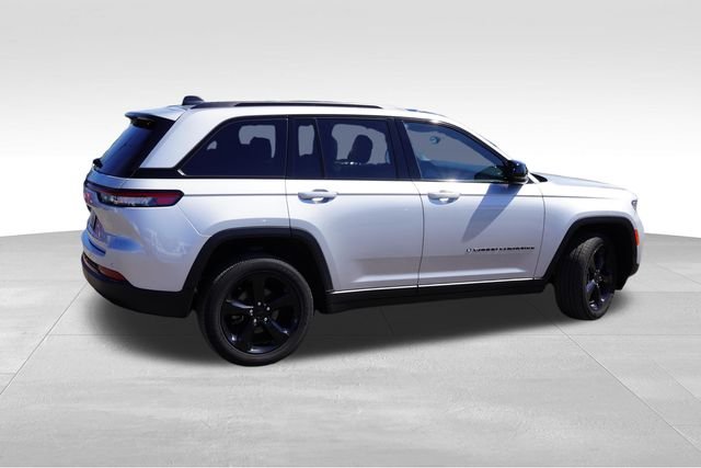 Used 2023 Silver Jeep Altitude X image 4